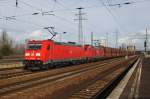 Hier 185 358-9 und 185 249-0 mit einem Schttgutwagenzug, bei der Durchfahrt am 6.2.2013 durch Berlin Schnefeld Flughafen, in Richtung Wnsdorf-Waldstadt.