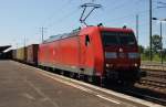 Hier 185 174-0 mit einem Contaierzug, bei der Durchfahrt am 6.7.2013 durch Berlin Schnefeld Flughafen, in Richtung Berlin Grnauer Kreuz.