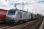 Hier E37 028-4 mit einem Güterzug, bei der Durchfahrt am 22.7.2014 durch Berlin Schönefeld Flughafen, in Richtung Genshagener Heide.