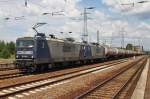 Hier 143 056-0 und 143 571-8 mit einem Kesslwagenzug, bei der Duchfahrt am 22.7.2014 durch Berlin Schönefeld Flughafen, in Richtung Genshagener Heide.