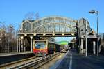 Passend zum Torbogen am Bahnübergang entwarf Rainer G. Rümmler auch den Überweg als Bogenbauwerk. Hier steht eine unbekannte Doppeltraktion 481er auf den Weg nach Lichtenrade als S2 in Buckauer Chaussee.

Berlin Marienfelde 08.01.2018