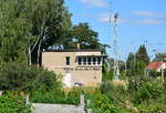 Blick auf das Stellwerk HOW in Hohen Neuendorf West.