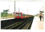 Triebzug BR 485 an einem mir nicht mehr bekannten Haltepunkt im Berliner Stadtgebiet, 16.06.1998.