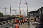 08:42 am 05.10.2013 in Berlin Karlshort ist der erste Teil der Brckenarbeiten fast getan. Es folgt noch die Fugngerbrcke