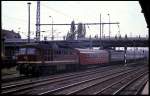 Am 8.5.1989 gehörten in der DDR und somit auch in Berlin komplette russische Schnellzüge zum Alltagsbild. DR 132652 hatte bei der Durchfahrt im Bahnhof Warschauer Straße Richtung Moskau einen solchen Zug am Haken. Auf der ersten Teilstrecke lief noch ein Mitropa Speisewagen mit.