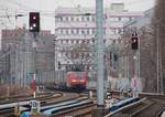 30.11.2016 Berlin Greifswalder Str. Liegengebliebener Containerzug mit 189 057. Ra 12 / Sh 1 am Ks-Signal für 232 658, die sich vor den Zug setzen wird. (siehe weiter Bilder)