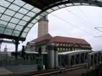 Bahnhof Berlin-Spandau mit Blick auf die Eisenbahnbrcke ber die Klosterstrae und auf das Rathaus Spandau am 25.9.2004