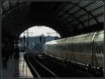 Eine kleine Bilderserie vom Bahnhof Spandau -     Je stärker der Zoom, umso verschlossener / dunkler wirkt das Glasdach.