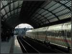 Eine kleine Bilderserie vom Bahnhof Spandau -     Je größer die Brennweite, umso verschlossener / dunkler wirkt das Glasdach.