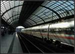 Eine kleine Bilderserie vom Bahnhof Spandau - 

Je größer die Brennweite, umso verschlossener / dunkler wirkt das Glasdach. Bild 1. 

21.08.2010 (J)