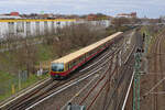 Ein 481 der S-Bahn Berlin erreicht Berlin Südkreuz als S2 nach Lichtenrade.