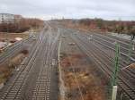 + 25 auf dem Bahnhof Sdkreuz gaben Zeit fr einen Blick auf die Strecke am 24. Dezember 2011.