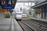 BERLIN, 08.10.2012, ein ICE bei der Einfahrt in den Bahnhof Südkreuz