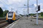 462 002 verlässt Berlin Wannsee in Richtung Berlin Hbf. Besonders auffällig ist in Wannsee der alte aber gepflegte Fernbahnsteig mit den alten Laternen und den alten Stationsschildern. 

Berlin 22.07.2023