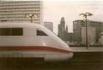 Vor der Kaiser Wilhelm Gedchtniskirche steht im Januar 1998 der ICE 401 563 im Bahnhof Berlin Zoolgischer Garten.