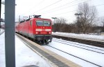 Hier zieht die 143 566-8 den RB14 nach Nauen am 04.02.2010 den Zug in den Bahnhof Berlin Zoologischer Garten Gleis 3.