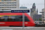 Bahnhof Berlin Zoologischer Garten mit einer einfahrenden Hamsterbacke als RB 21 (Wustermark - Berlin Friedrichstraße) und der Gedächtniskirche im Hintergrund.