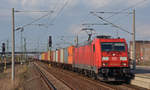 185 348 fuhr mit einem Containerzug Richtung Leipzig am 02.04.17 durch Bitterfeld.