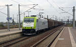 185 562 der Captrain führte am 05.04.17 einen langen Schiebewandwagenzug durch Bitterfeld Richtung Leipzig.