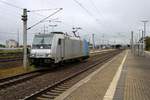 185 689-7 Railpool als Tfzf durchfährt den Bahnhof Bitterfeld auf Gleis 3.