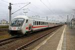 Bpmbdzf mit Schublok 120 119-3 als IC 2303 (Linie 28) von Berlin Hbf (tief) nach München Hbf durchfährt den Bahnhof Bitterfeld auf Gleis 3.