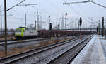 185 543 führte am 20.01.18 einen leeren Autozug durch Bitterfeld Richtung Halle/Leipzig; Am Zugschluss lief 185 548 kalt mit.