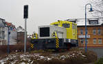 Die ehemalige Betriebslok 34, eine V22, wurde vor dem Bahnhof Bitterfeld auf dem Denkmalsockel aufgestellt. Fotografiert am 10.02.18.