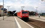 185 071 zieht am 27.08.09 einen Kesselwagenzug durch Bitterfeld Richtung Wittenberg. Rechts stehen Loks vom Bahnhofsfest. 