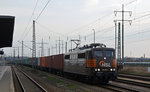 151 017 pausierte am Abend des 09.04.16 mit ihrem Containerzug Hof - Hamburg in Bitterfeld.