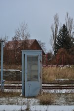 Blick auf eine alte Telefonzelle im Bahnhof Blankenburg Harz.