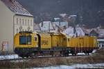 Im Bahnhof Blankenburg stand ein Speno Schleifzug mit Res-Wagen mit Geräte und Wohncontainern drauf abgestellt.