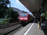 146-015-3 trifft mit RE 5 nach Koblenz in Bonn Hbf auf Gleis 3 ein (18.08.05)