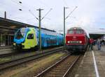 Unser Sonderzug zu den Stahlwerken Salzgitter mit V160 002 beim Halt in Braunschweig neben ET 607 der Westfahlenbahn.