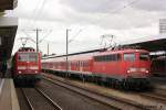 111 091 mit einem RE aus Hannover und 110 449 mit einer RB aus Hildesheim(letzter Einsatztag von 110 449) in Braunschweig HBF am 23.07.2011.