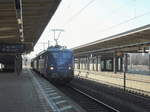 140 870-7 der EVB  Logistik  sowie eine weitere unbekannte 140er mit einem Autologistiker bei der Durchfahrt durch den Hauptbahnhof von Braunschweig am 21.