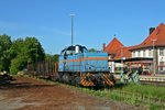 575 002-7 alias V102 war am 06.05.16 im Güterverkehr rund um den Kaiserstuhl unterwegs.
Nachdem die Lok mit dem Zug aus Freiburg in Breisach angekommen war und umgesetzt hatte, wurden die beiden Holzwagen noch an die Ladestraße gestellt.