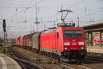 185 285-4 zieht einen kurzen Stahlzug durch Bremen Hbf.