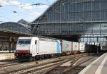 185 638-4 von Railpool zieht am 03.August 2015 einen Containerzug durch den Bremer Hauptbahnhof.
