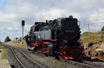 99 7247-2 hat den höchsten Bahnhof Sachen-Anhalts erreicht und umfährt nun den Zug.