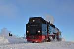 99 7234-0 rollt gerade mit dem P8930 aus dem Bahnhof Brocken in Richtung Tal.