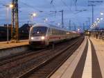 14.01.2011: IC 2364 (Stuttgart-Offenburg) hlt in der Abenddmmerung in Bruchsal. Schublok ist 101 038-8.