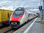 RABe 503  Astoro  mit ECE nach Zürich Hbf bei der Einfahrt in Buchloe, 11.12.2023.