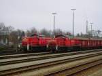 Zwei 294 waren am 05.04.2013 auf den Gtergleisen des Bahnhofs Buchloe mit dem rtlichen Rangiergeschft beschftigt, als sie beim Zusammenstellen von Wagen sich ein kurzes Stelldichein gaben.