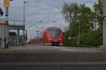 S8 nach Mönchengladbach bei der Einfahrt in Büttgen mal vom Treppenaufgang gesehen, da der Zug schneller da war als ich. 23.4.2017