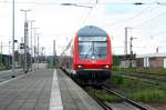 Ein RE aus Riesa fhrt am 19.06.2010 an den Bahnsteig des Chemnitzer Hbf..
