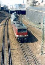 Am 18.04.1996 erreicht 143 268-1 mit der RB 14843 Zwickau (Sachs) Hbf - Flha (Sachs) den Bahnhof Chemnitz Hbf.
