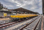 Zwei mit Erde beladene 4-Achs Flachwagen der On Rail GmbH, stehen am 8.4.2017 im Bahnhof Coburg.