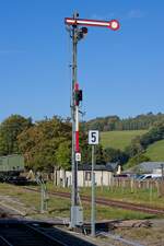 Form-Ausfahrsignal im Bahnhof Cranzahl mit Lichtsignal, welches für Rangierfahrten Sh 1 zeigen kann, im Regelfall aber erloschen ist (23.09.2023) 