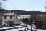 Die sdwestliche Ausfahrt des Bahnhofes Cranzahl im Erzgebirge, aufgenommen am Mittag des 30.12.2012.