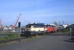 218 489 und 218 328 erreichen das Terminal Cuxhaven  Steubenhft , 26.09.1989.